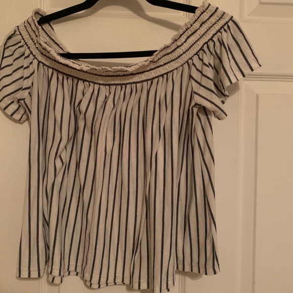 American Eagle off the shoulder blouse. - Picture 2 of 3